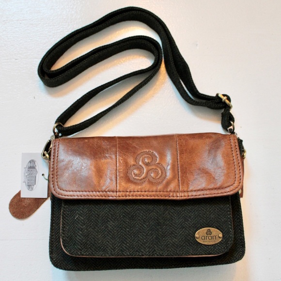 Aran Crafts Handbags - NWT Aran Woollen Mills Camel Leather and Hunter Green Wool Shoulder Bag Purse